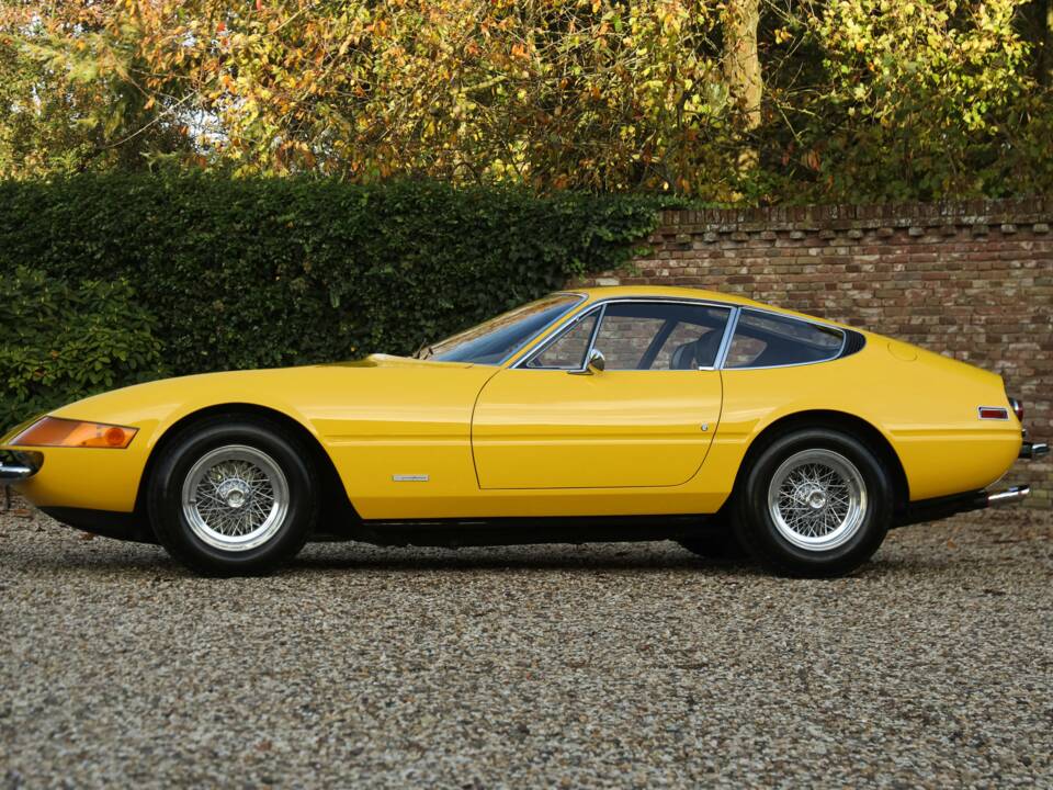 Image 33/50 of Ferrari 365 GTB/4 Daytona (1973)