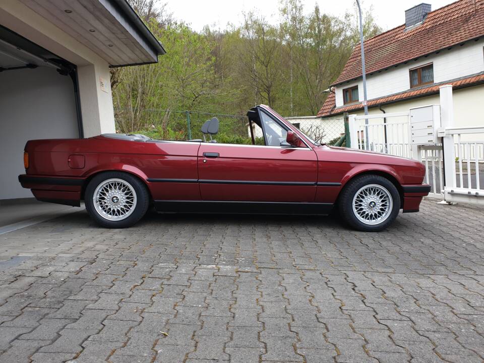 Bild 14/16 von BMW 320i (1991)