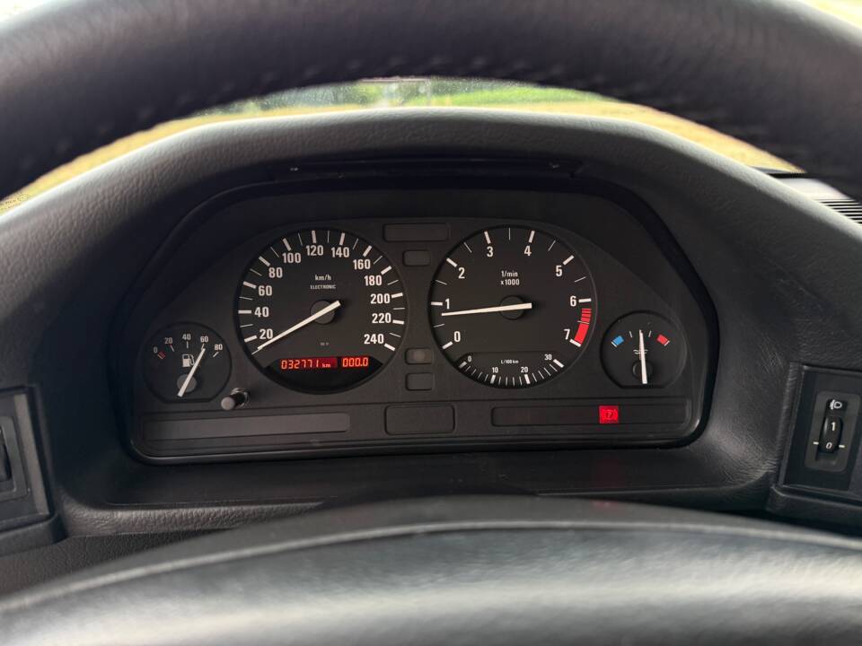 Bild 14/19 von BMW 518i (1993)