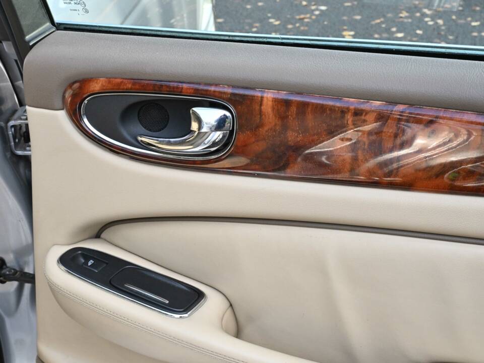 Image 39/50 of Jaguar XJ 8 4.2 (2006)