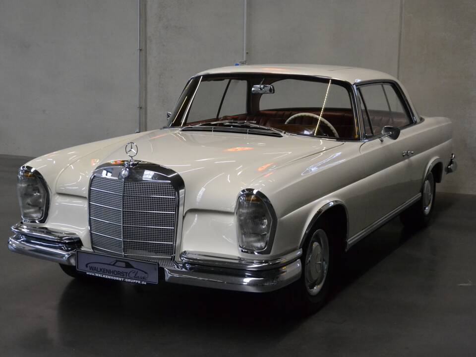 Image 4/61 de Mercedes-Benz 250 SE (1966)