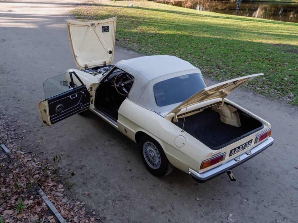Image 25/58 of Alfa Romeo 2000 Spider Veloce (1977)