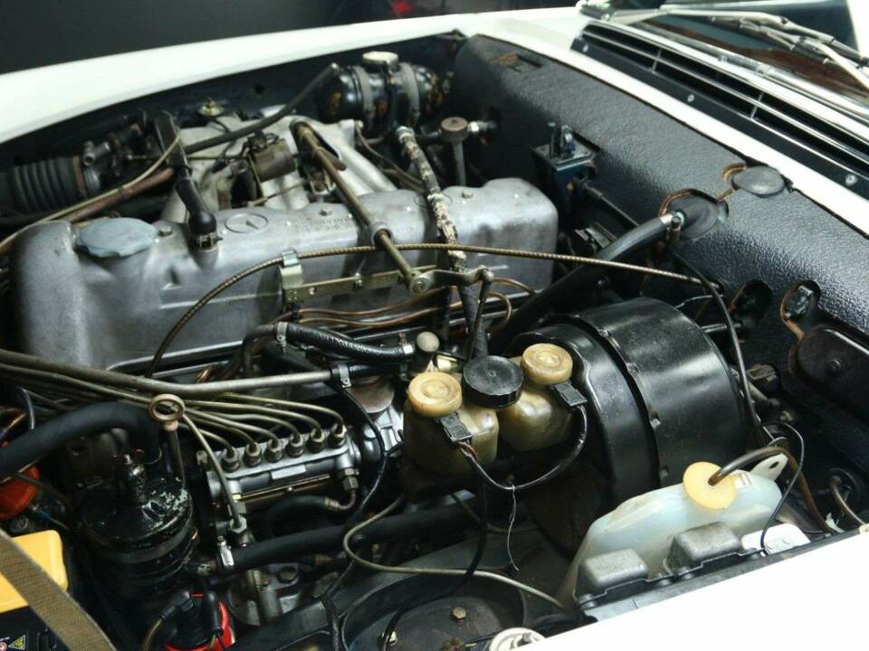 Image 45/50 of Mercedes-Benz 280 SL (1968)
