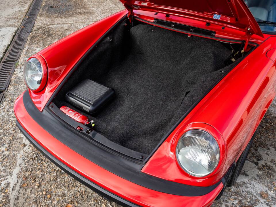 Bild 30/35 von Porsche 911 Carrera 3.2 (1987)