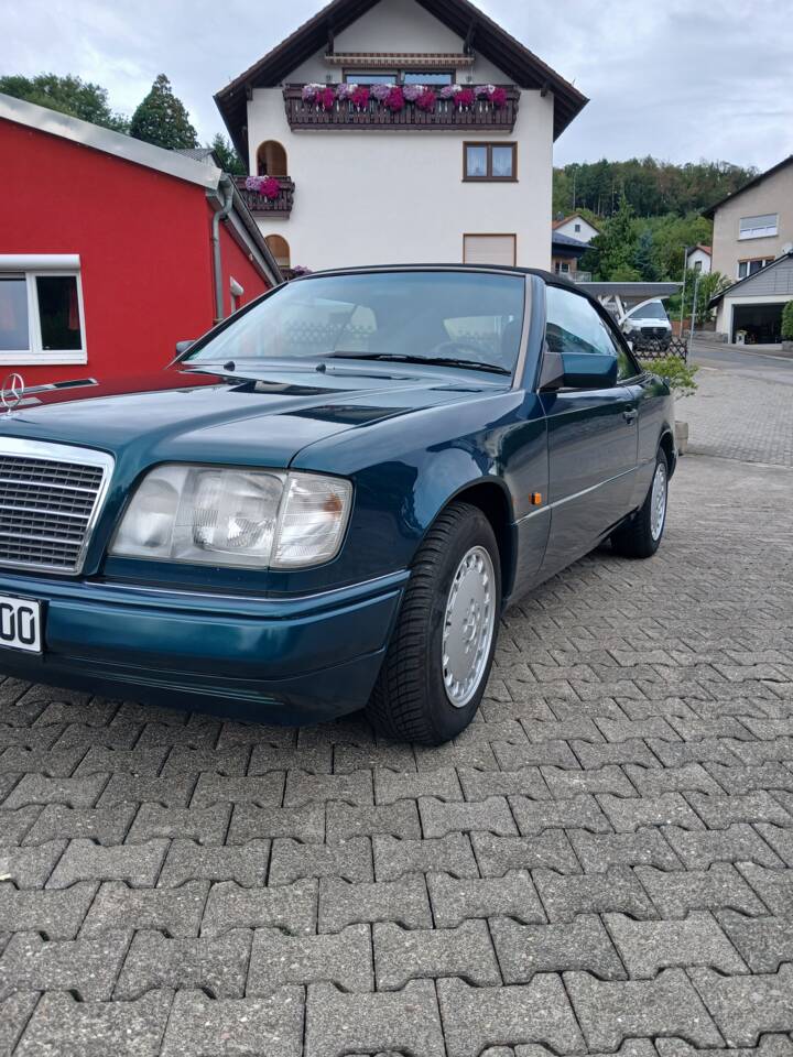 Image 1/29 of Mercedes-Benz E 200 (1995)