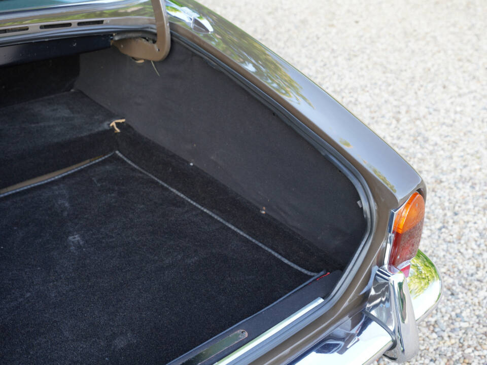 Bild 41/50 von Jaguar XJ 6 L 4.2 (1975)