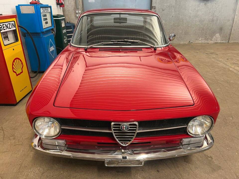 Image 4/20 of Alfa Romeo Giulia GT 1300 Junior (1971)