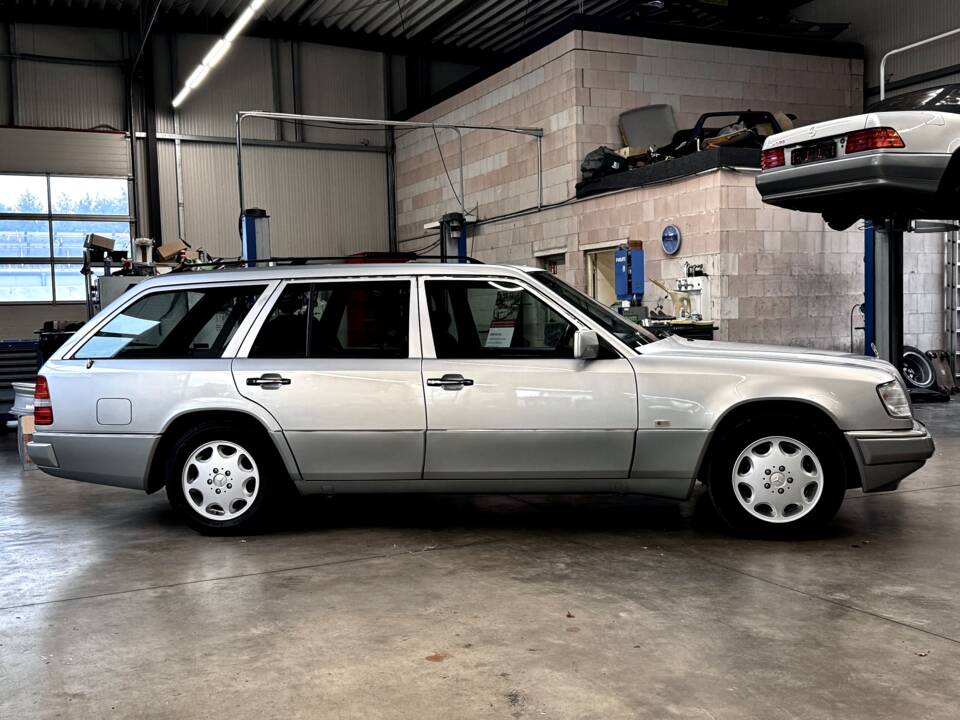 Bild 3/49 von Mercedes-Benz E 320 T (1993)