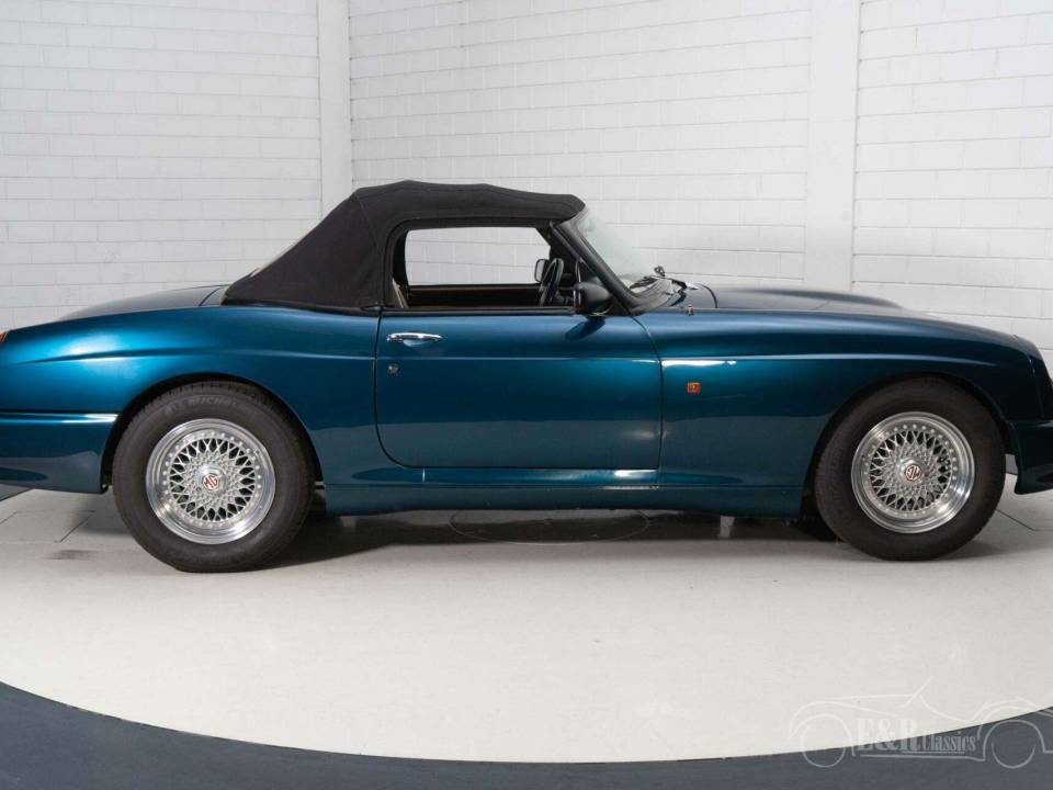 Image 15/19 of MG RV8 (1993)