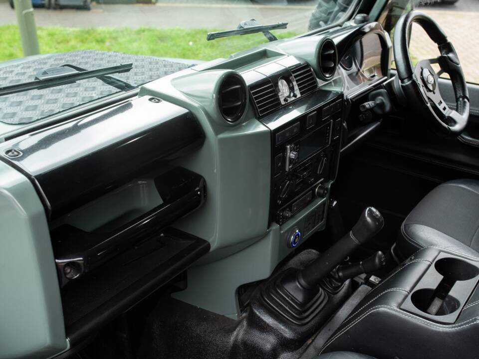 Image 4/50 de Land Rover Defender 110 Crew Cab SE (2010)