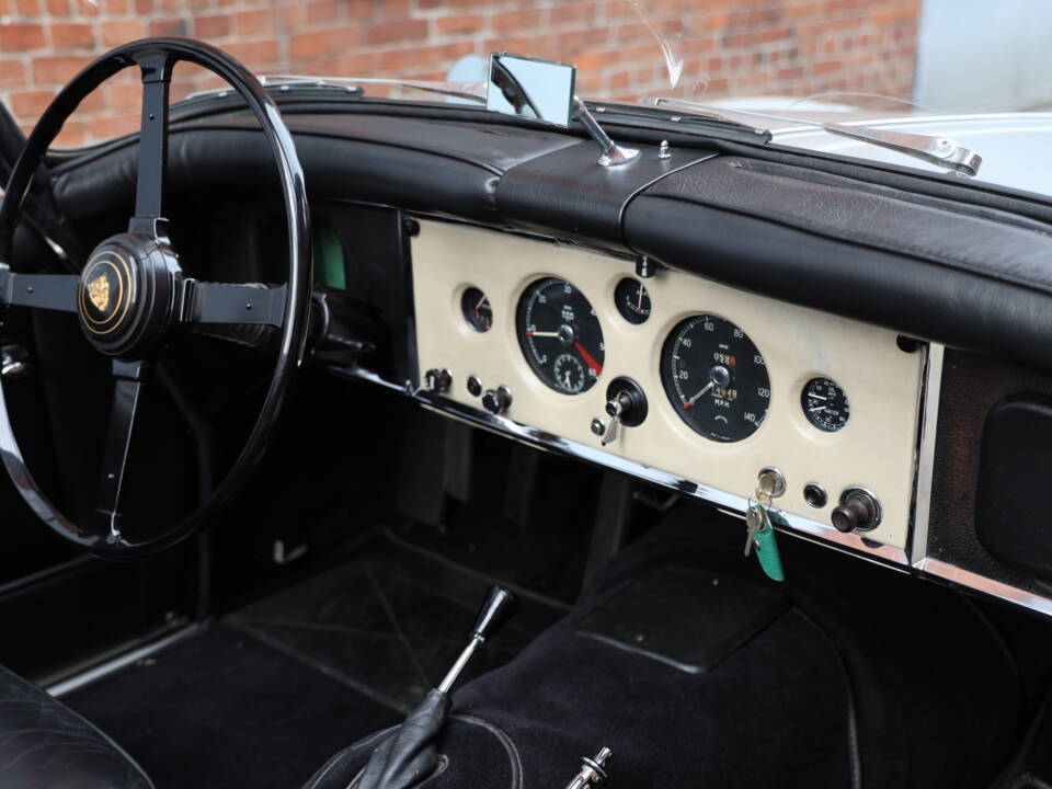 Image 22/91 of Jaguar XK 150 OTS (1958)