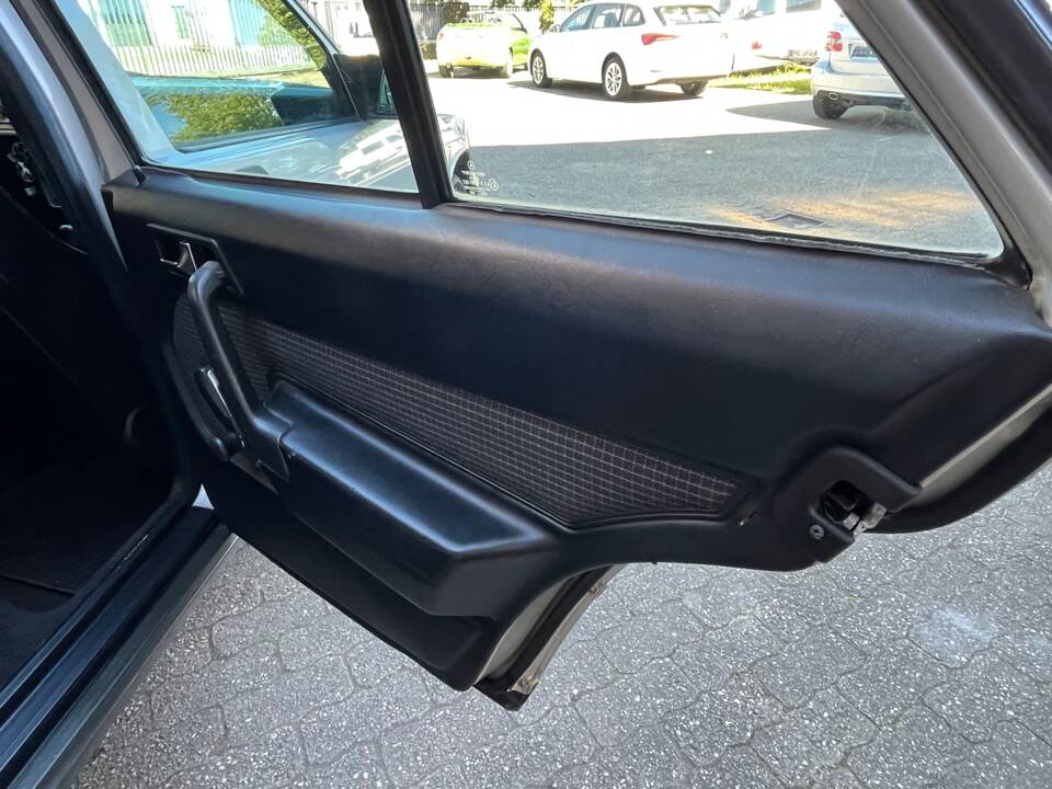 Image 28/89 de Mercedes-Benz 190 E 2.6 (1988)
