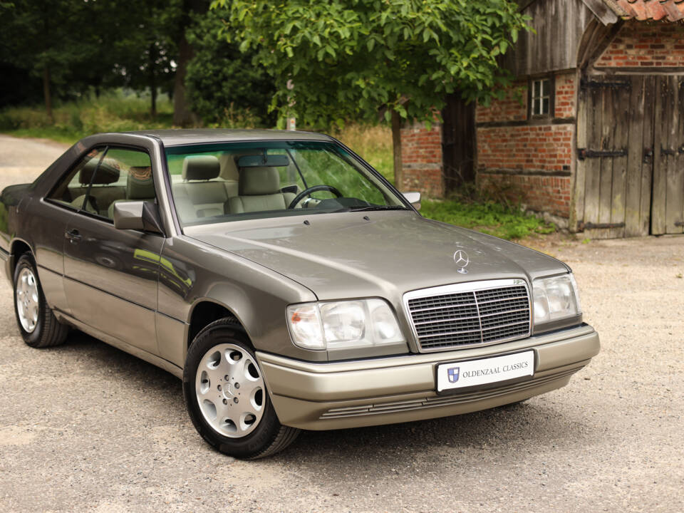 Imagen 5/74 de Mercedes-Benz E 320 (1994)