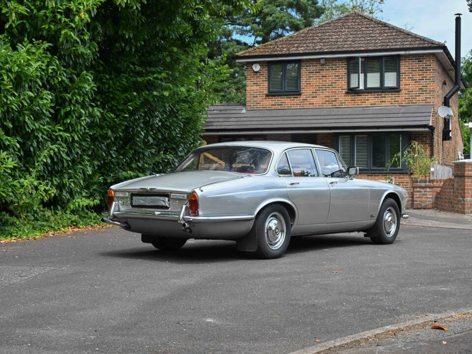 Image 14/50 of Jaguar XJ 6 4.2 (1971)