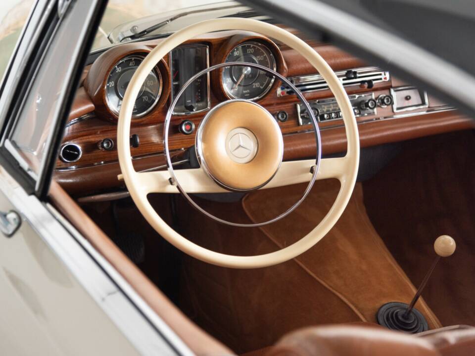 Bild 25/44 von Mercedes-Benz 220 SE b (1964)