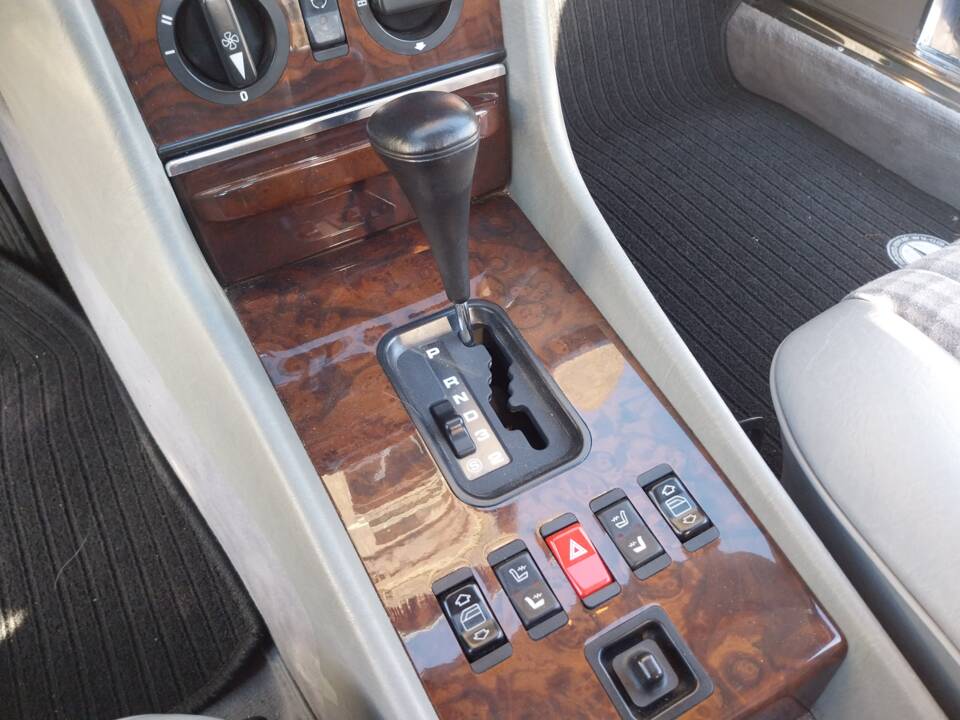 Image 27/43 of Mercedes-Benz 300 SL (1989)