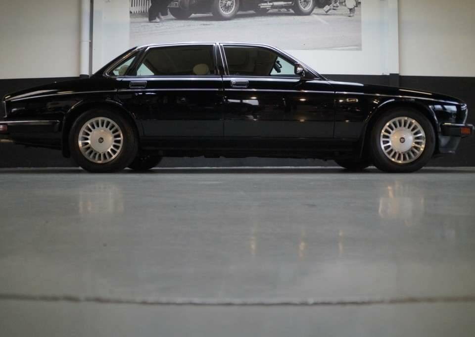 Image 29/47 of Jaguar XJ12 6.0 (1994)