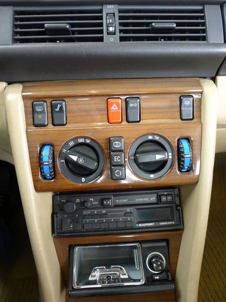 Image 15/33 of Mercedes-Benz 300 CE (1988)