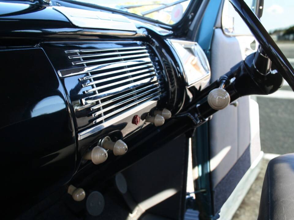 Image 3/28 of Ford Deluxe (1940)