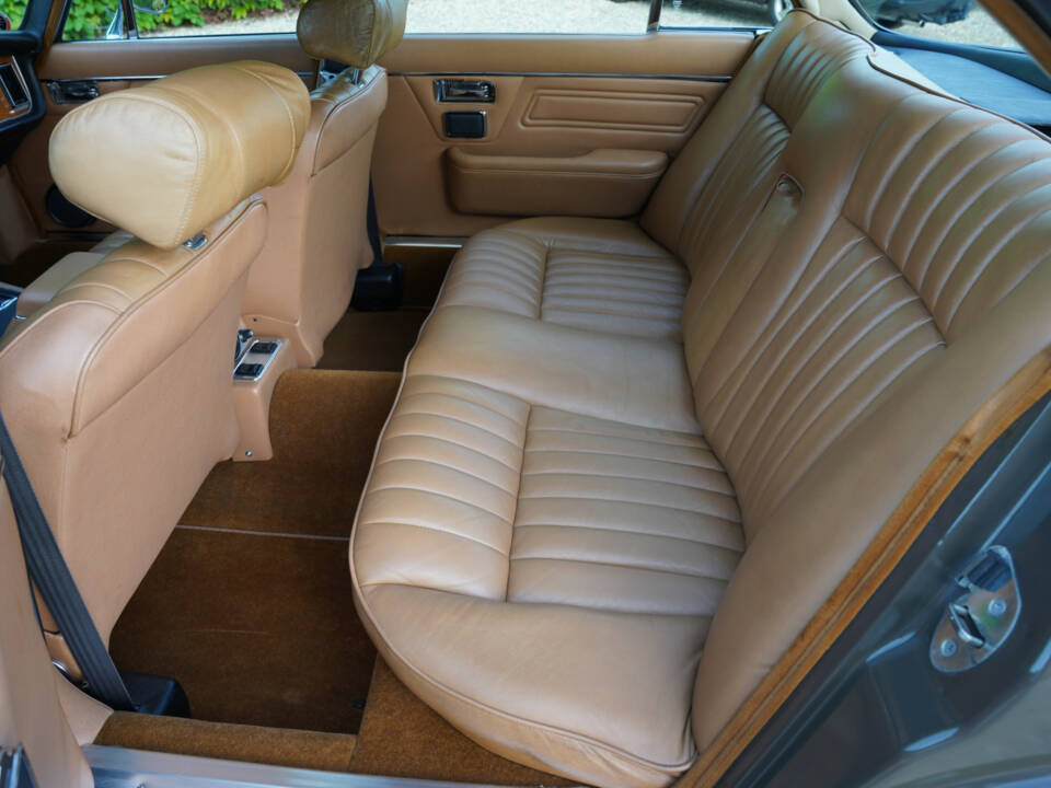 Bild 32/50 von Jaguar XJ 6 L 4.2 (1975)