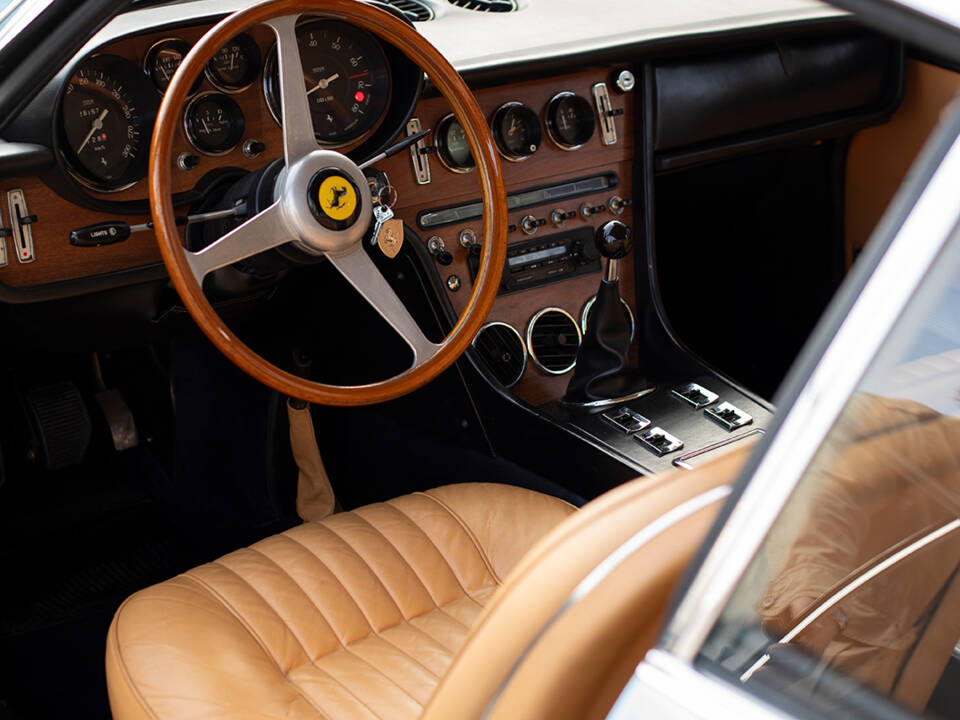 Image 3/40 of Ferrari 365 GT 2+2 (1969)