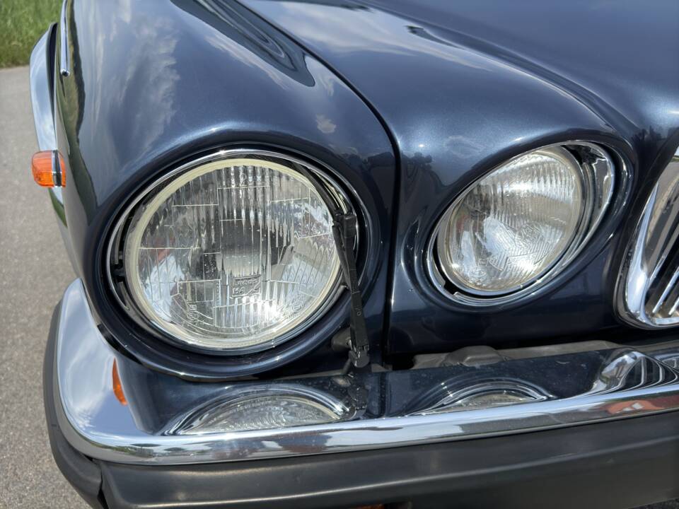 Image 5/20 of Daimler Double Six (1992)