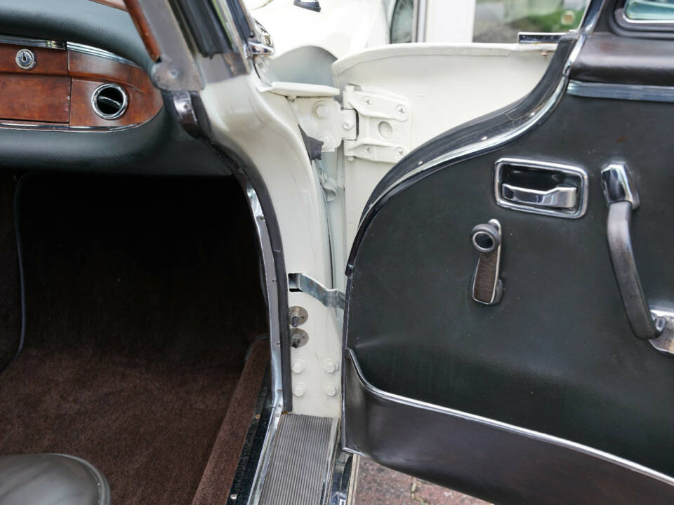 Image 33/50 of Mercedes-Benz 280 SE (1968)