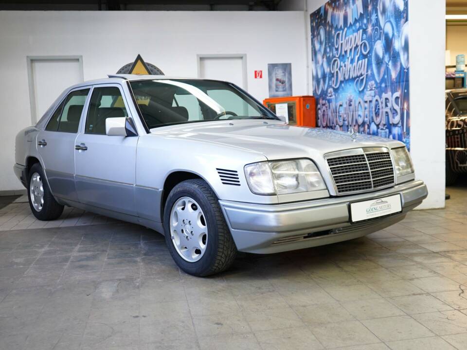 Image 2/33 of Mercedes-Benz E 300 Diesel (1994)