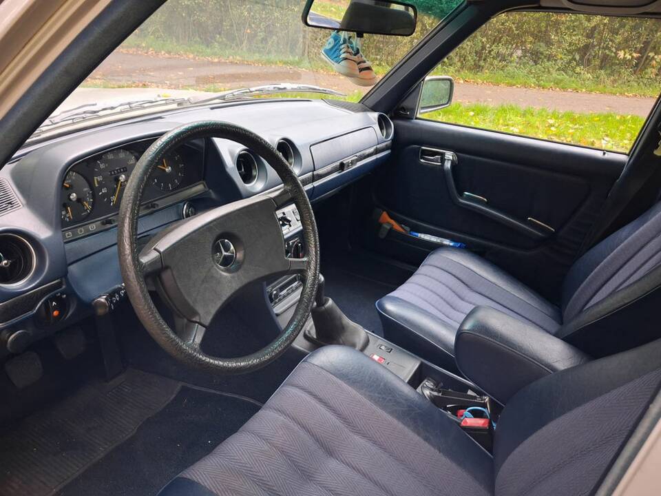 Bild 2/8 von Mercedes-Benz 230 E (1982)