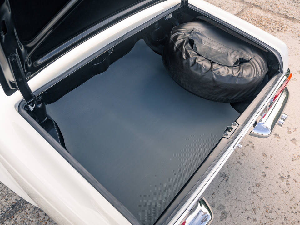 Image 58/60 of Mercedes-Benz 230 SL (1967)