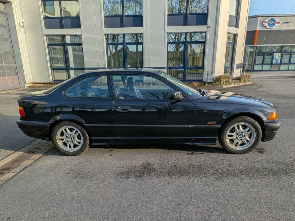 Immagine 64/72 di BMW 328i (1996)