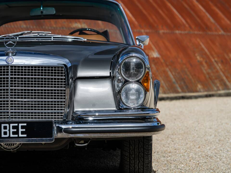 Image 16/37 of Mercedes-Benz 280 SE 3,5 (1970)