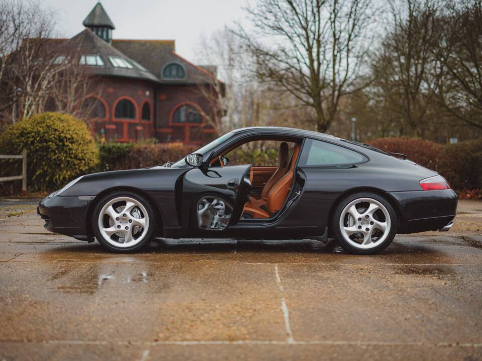 Image 4/8 of Porsche 911 Carrera 4 &quot;Millenium-Edition&quot; (2000)