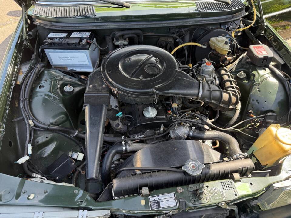 Bild 16/18 von Mercedes-Benz 200 (1983)