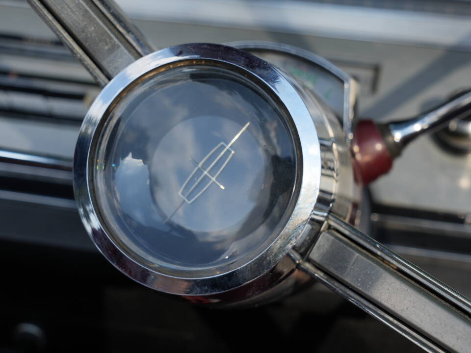Immagine 38/57 di Lincoln Continental Convertible (1966)