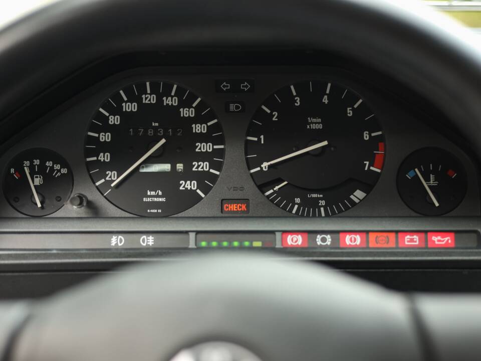 Image 26/82 of BMW 325ix (1989)