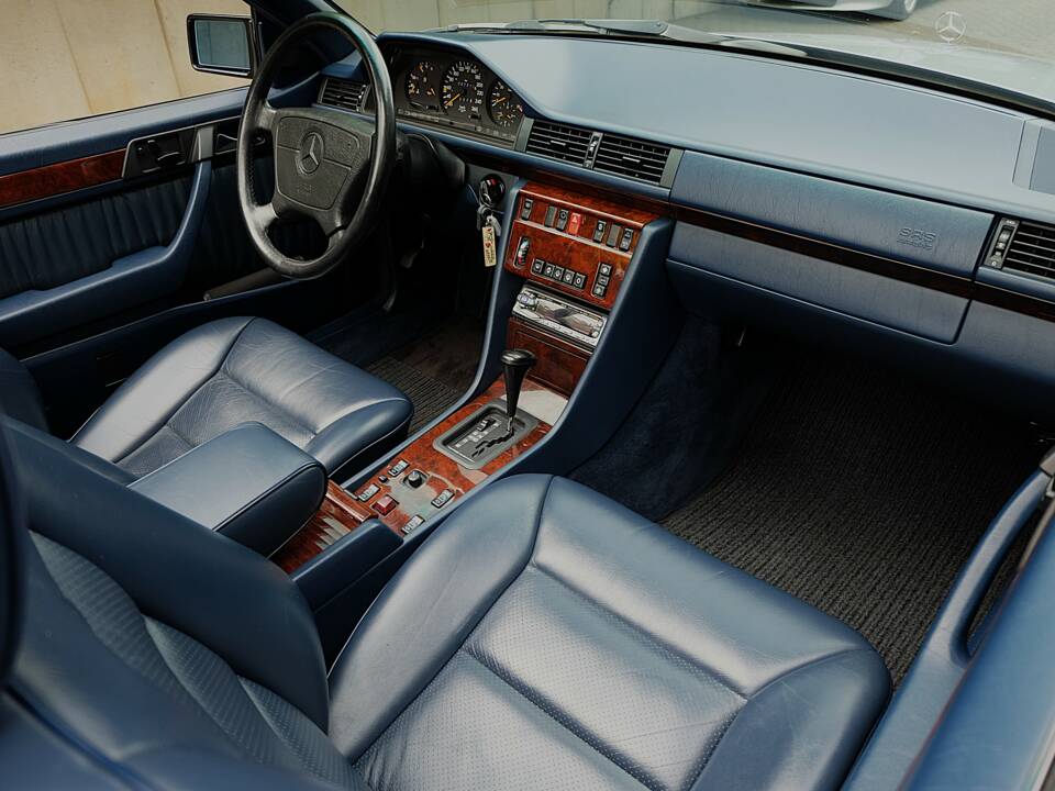 Image 21/69 of Mercedes-Benz E 320 (1994)