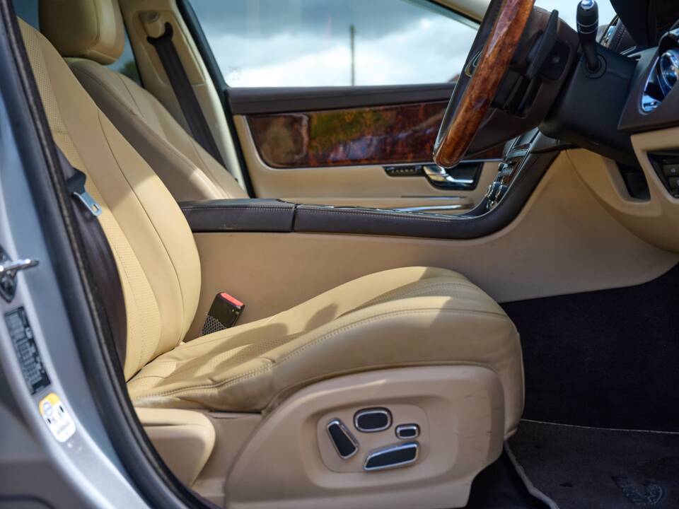 Bild 29/50 von Jaguar XJ 5.0 (2010)
