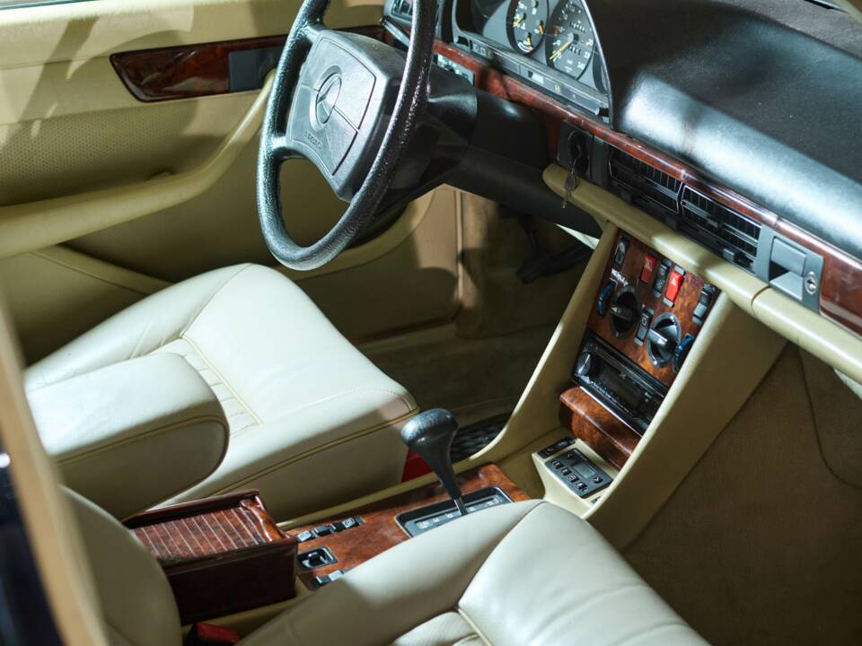 Bild 39/43 von Mercedes-Benz 380 SE (1984)