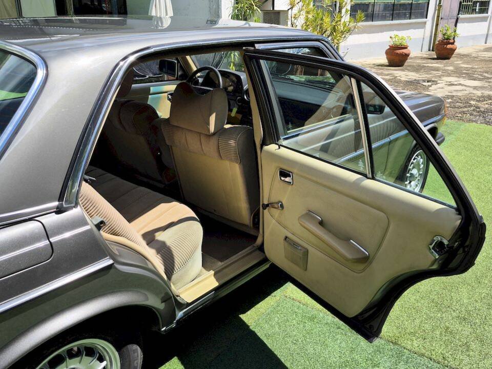 Image 52/71 of Mercedes-Benz 240 D (1980)