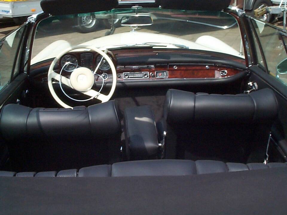 Image 2/5 of Mercedes-Benz 300 SE (1965)