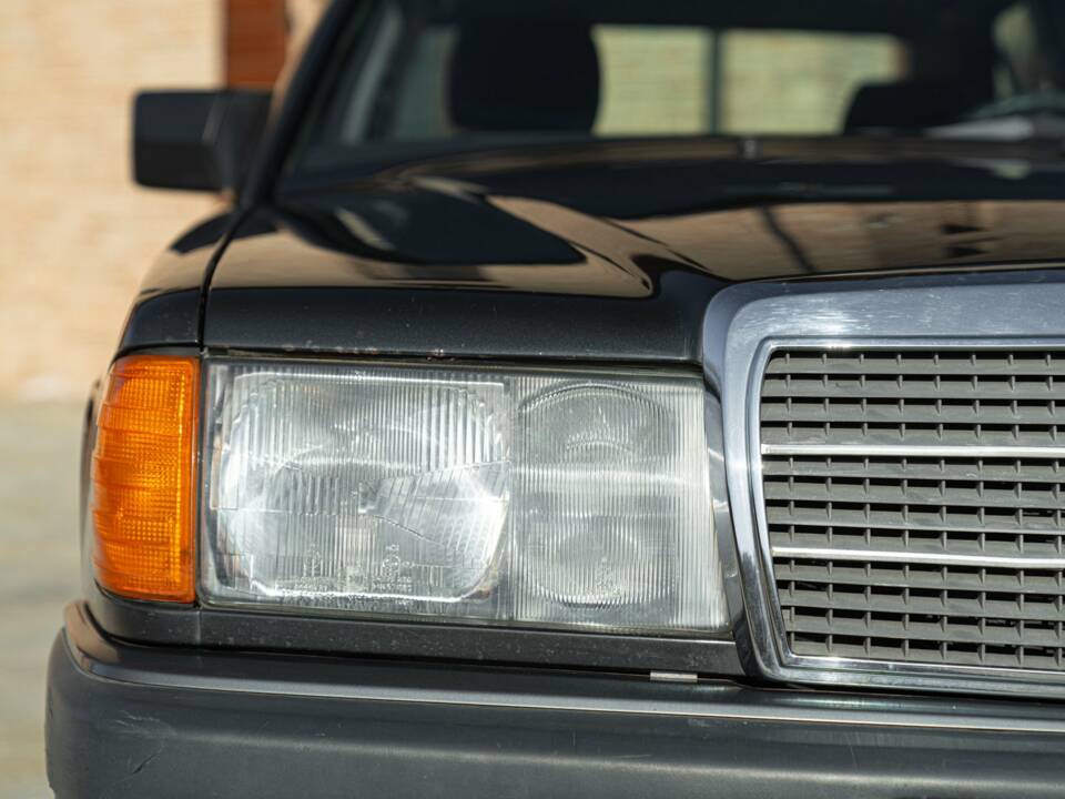 Image 8/45 de Mercedes-Benz 190 E (1989)