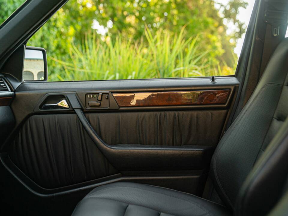 Bild 31/50 von Mercedes-Benz 300 E-24 (1989)