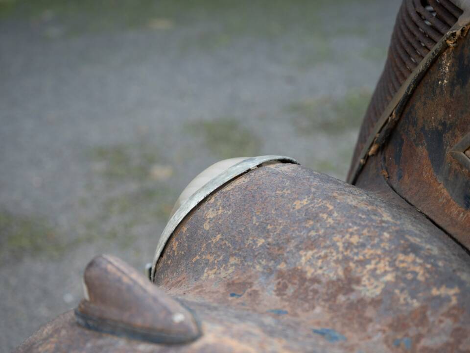 Image 75/134 of Ford V8 (1937)