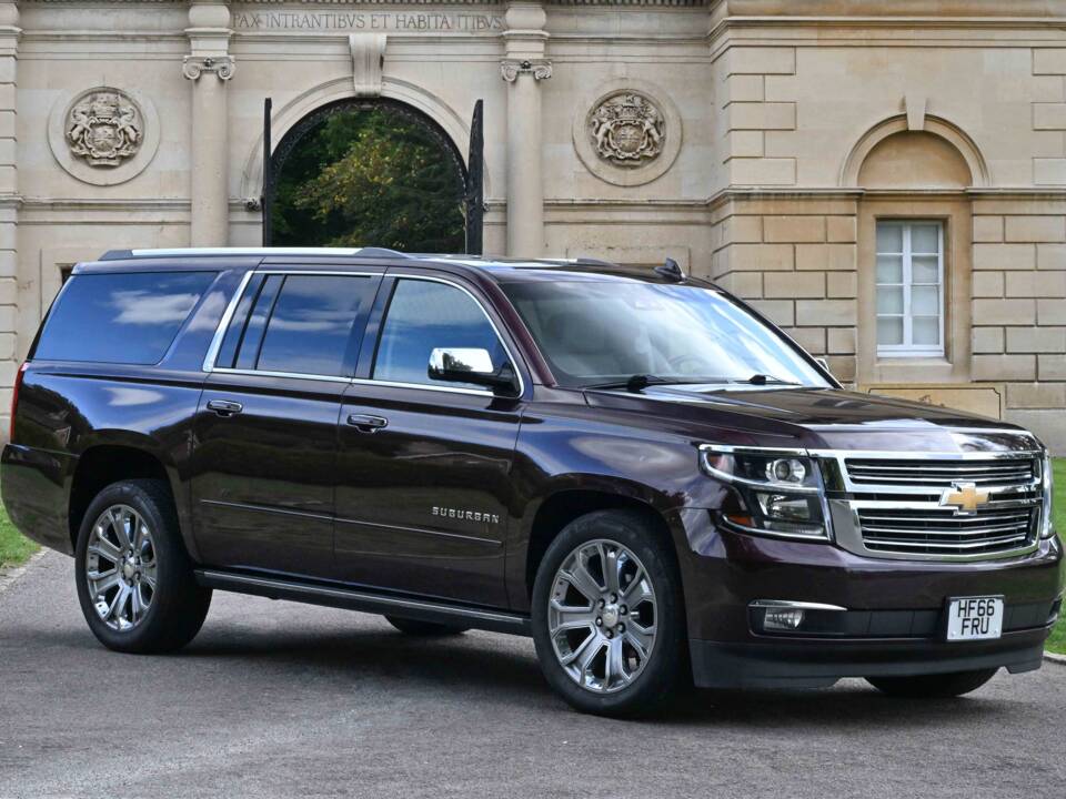 Image 1/50 of Chevrolet Suburban (2017)
