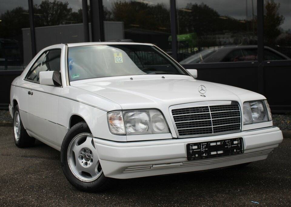 Bild 3/8 von Mercedes-Benz 220 CE (1993)