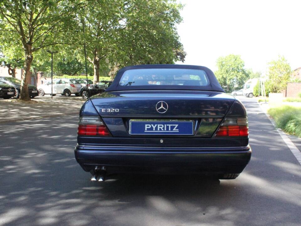 Image 21/21 of Mercedes-Benz E 320 (1995)