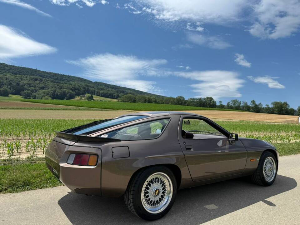 Image 17/21 of Porsche 928 S (1982)
