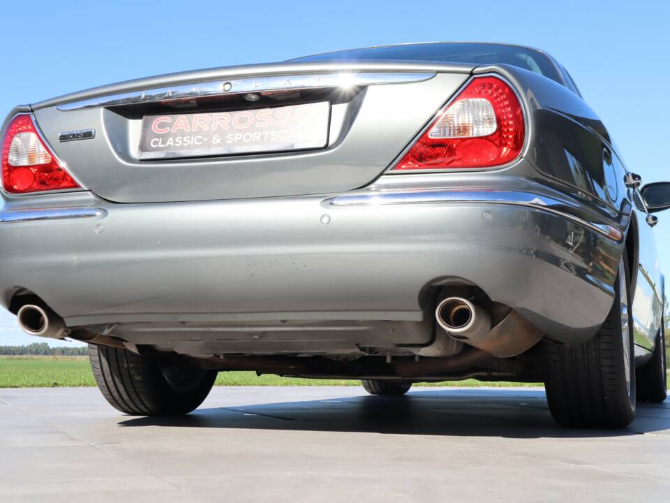 Image 27/50 of Jaguar XJ 8 4.2 (2004)