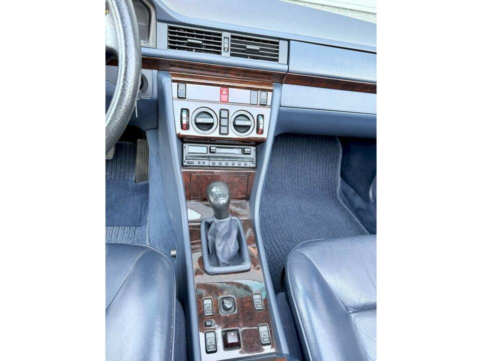 Image 19/36 of Mercedes-Benz E 200 (1994)